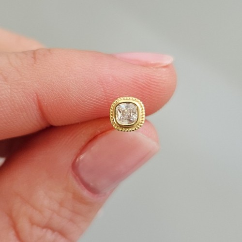 Kare Taşlı Pin Küpe Gold
